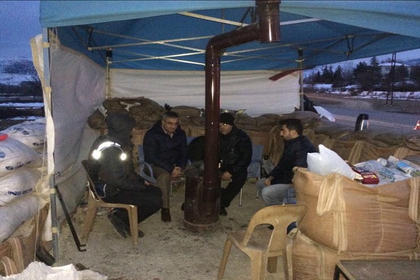 Kaymakam Naif Yavuz Jandarma Komutanı Üsteğmen Metehan Somunsu Emniyet Müdürü Servet Atan İle Birlikte Gece Gündüz Nöbet Tutan Emniyet Ve Jandarma Personellerini Ziyaret Ettiler