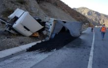 Gümüşhane Trabzon Karayolunda Tır’ın Devrilmesi Sonucu 1 Kişi Yaralandı.