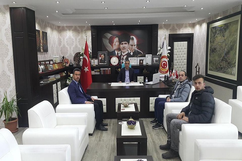 Bilek Güreşi Türkiye Şampiyonasında İkinci Olan Sporcu Ve Kelkit Gençlik Hizmetleri Ve Spor İlçe Müdürü Cem İlkay Mansuroğlu kaymakam Naif Yavuz’u Makamında Ziyaret Ettiler