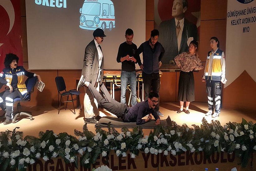 KADMYO Tarafından Tiyatro Ve Sanat Kulübünün Hazırladığı Skeçler Ve Mini Konser Düzenlendi