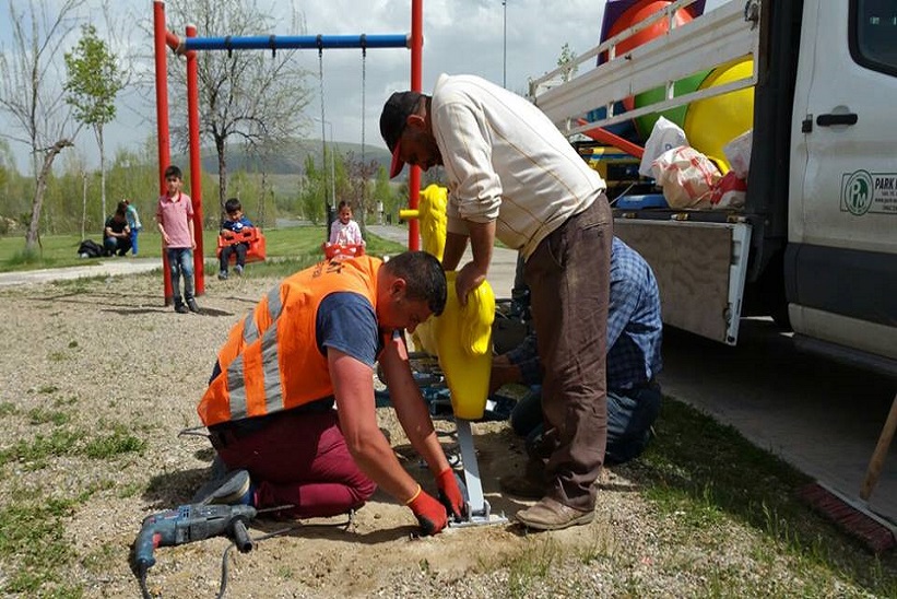 Başkan Yılmaz İlçemizdeki Bütün Parklarda Tadilat Ve Yeni Ekipmanların Kurulumunu Gerçekleştirdik.