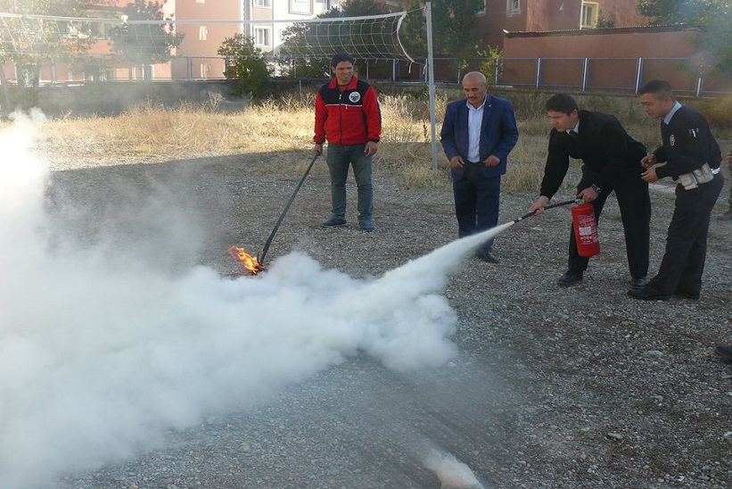 İtfaiye Amirliği Bölge Trafik Amirliği Ekiplerine Yangın Söndürme Tatbikatında Uygulamalı Teorik Ve Pratik Bilgiler Verdi