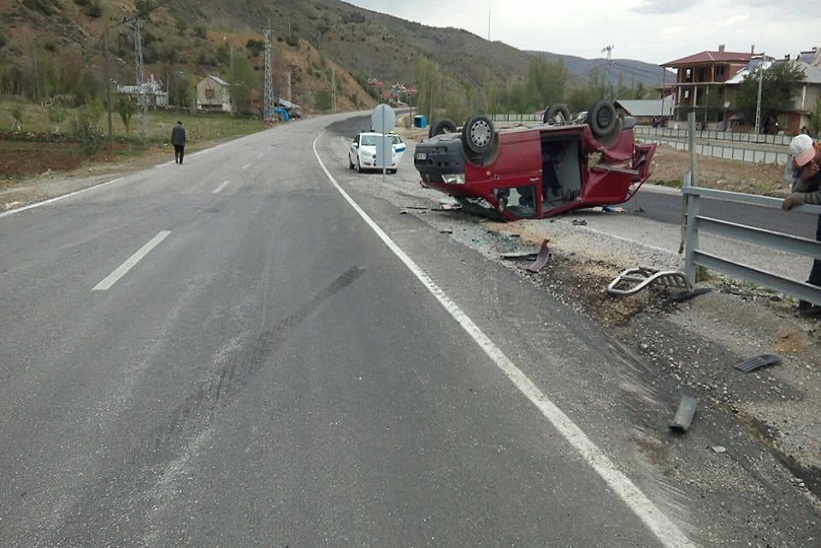 Erzincan İstikametinden Kelkit İstikametine Gelmekte Olan Araç Takla Attı