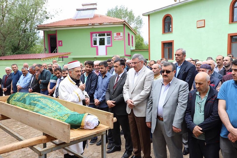 Başkan Yılmaz Kınalıtaş Sakinlerinden Muhlis Çelik Amcamız İçin Son Görevimizi Yerine Getirdik