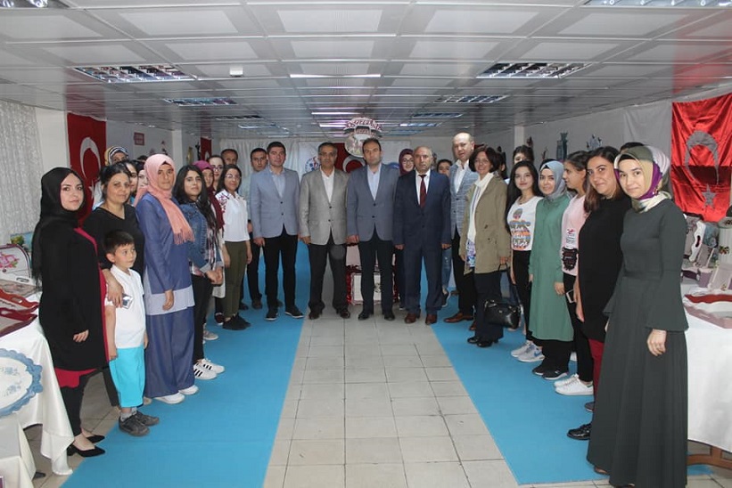 Kaymakam Yavuz Ve Beraberindekiler Tarafından Sergi Açılışı Gerçekleştirildi.