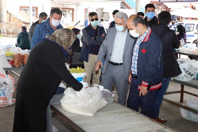 Kaymakam Ve Beraberindekiler Pazar Esnafını Ziyaret Ettiler.