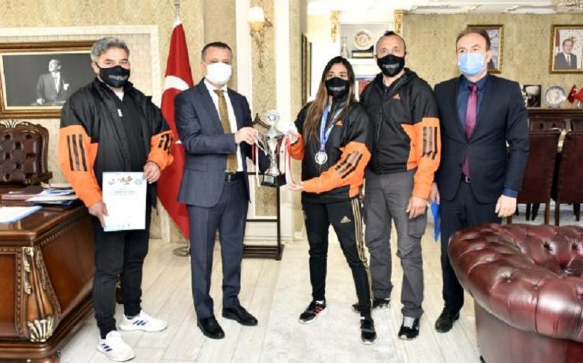 Gümüşhane Valisi Taşbilek kickboks şampiyonu Azizoğlu’nu kabul etti