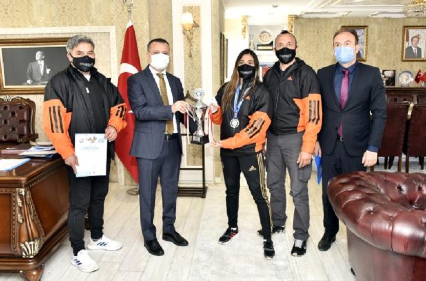 Gümüşhane Valisi Taşbilek kickboks şampiyonu Azizoğlu’nu kabul etti