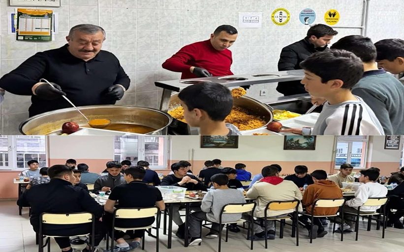 KAYMAKAM VE BERABERİNDEKİLER İFTAR YEMEĞİNDE ÖĞRENCİLERLE BİR ARAYA GELDİLER.