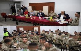 VALİ BARUŞ VE BERABERİNDEKİLER İLÇE JANDARMA KOMUTANLIĞINDA İFTAR AÇTILAR