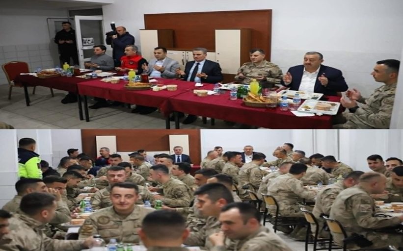 VALİ BARUŞ VE BERABERİNDEKİLER İLÇE JANDARMA KOMUTANLIĞINDA İFTAR AÇTILAR