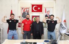 BAŞKAN ÜNAL YILMAZ DERECE YAPAN SPORCULARI TEBRİK ETTİ.