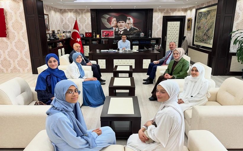 KAYMAKAM ALGIN DERECE ALAN ÖĞRENCİLERİN İLÇE ADINA GURUR VERİCİ OLDUĞUNU SÖYLEDİ.