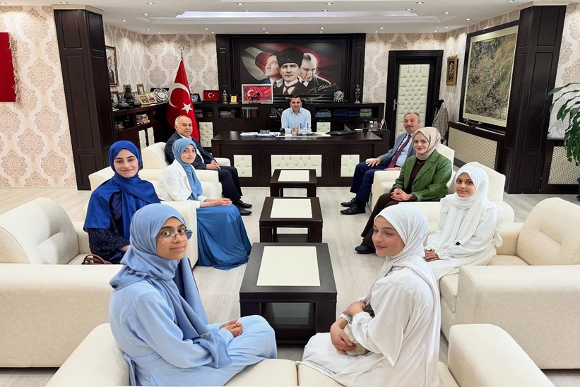 KAYMAKAM ALGIN DERECE ALAN ÖĞRENCİLERİN İLÇE ADINA GURUR VERİCİ OLDUĞUNU SÖYLEDİ.