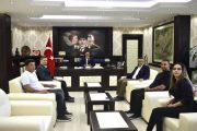 İLÇEDE GÖREVİNE BAŞLAYAN KAYMAKAM ZİYARETÇİ AKININA UĞRUYOR.