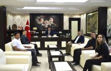 İLÇEDE GÖREVİNE BAŞLAYAN KAYMAKAM ZİYARETÇİ AKININA UĞRUYOR.