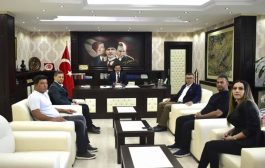 İLÇEDE GÖREVİNE BAŞLAYAN KAYMAKAM ZİYARETÇİ AKININA UĞRUYOR.