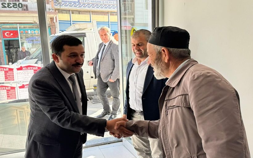 İLÇE KAYMAKAMI VATANDAŞLARLA BULUŞUYOR.