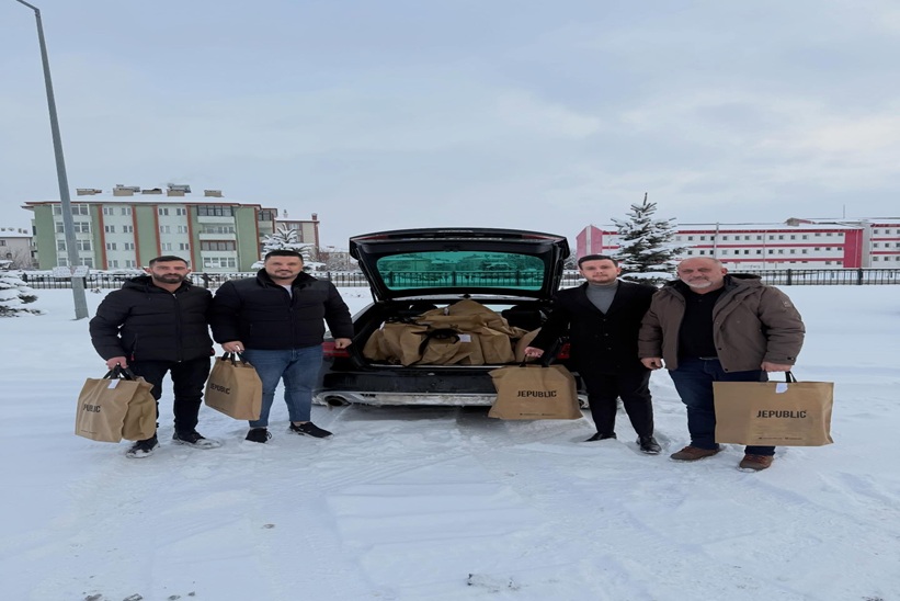 CHP İLÇE BAŞKANLIĞINDAN ÇOCUKLARA KIŞLIK BOT DESTEĞİ